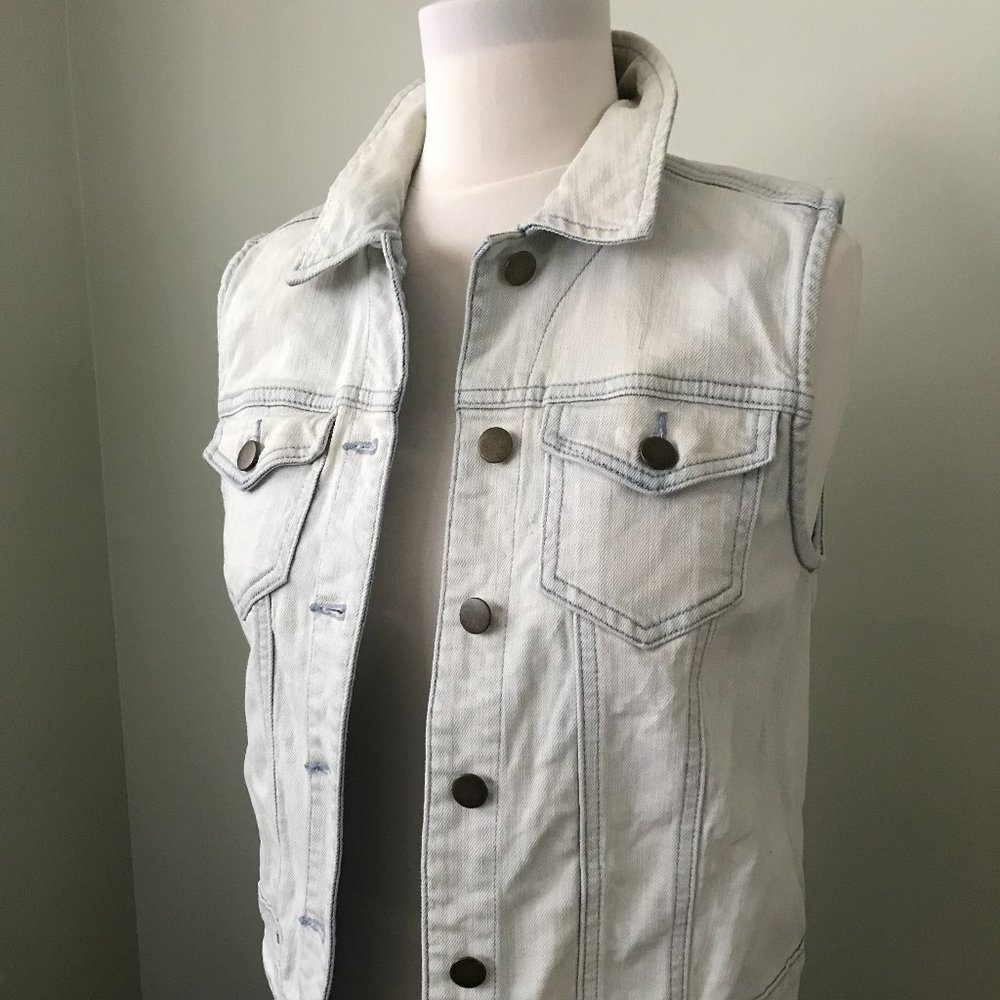 Light Denim Jacket Sleeveless